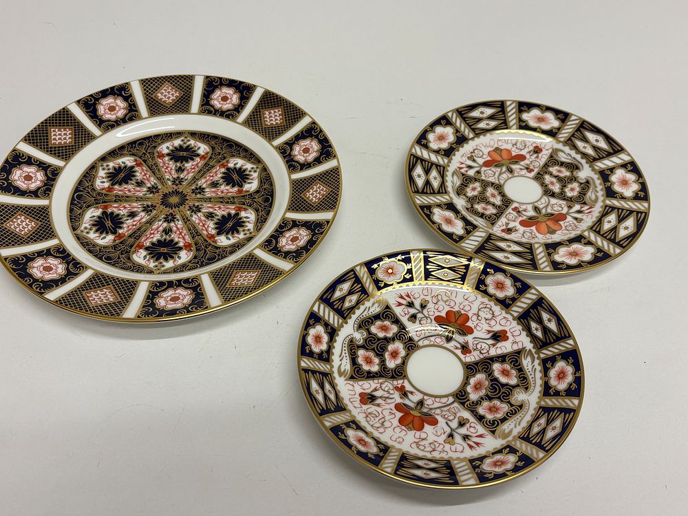 Lot 41: A Trio of Royal Crown Derby Old Imari Pattern 2451 Tableware including The Yorkshire Rose Plate