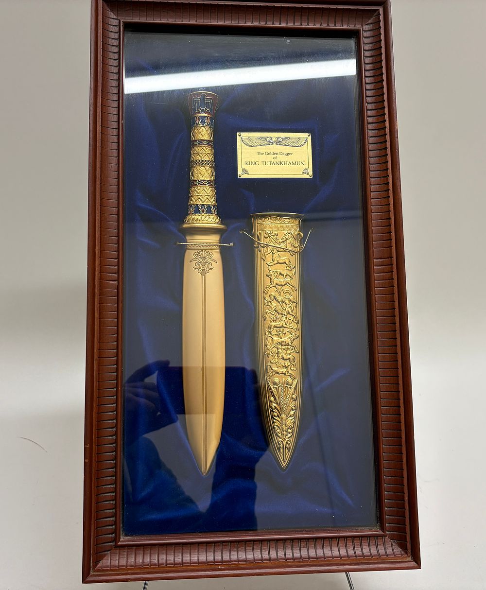 Lot 58: Franklin Mint Replica of The Golden Dagger of King Tutankhamun Display Set