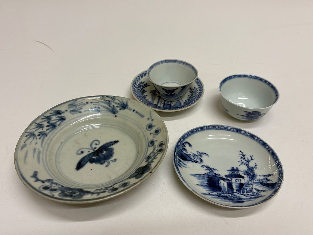 Lot 67: A Collection of Five Chinese Export Blue and White Porcelain Wares, Mid Qing Dynasty