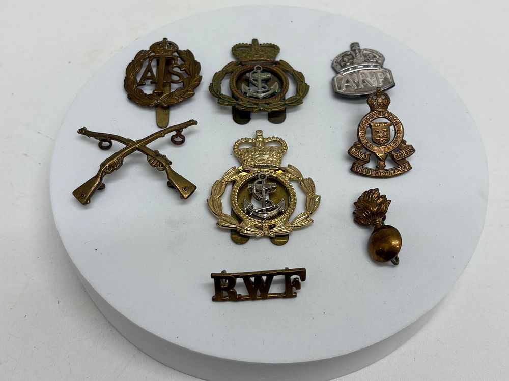 Lot 77: A Collection of Vintage British Military and Auxiliary Service Insignia