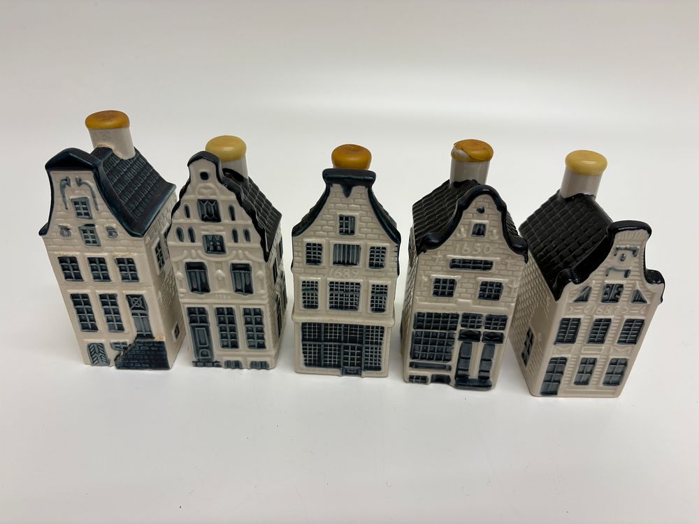 Lot 651: A Collection of KLM Blue Delft's Miniature Dutch Canal Houses