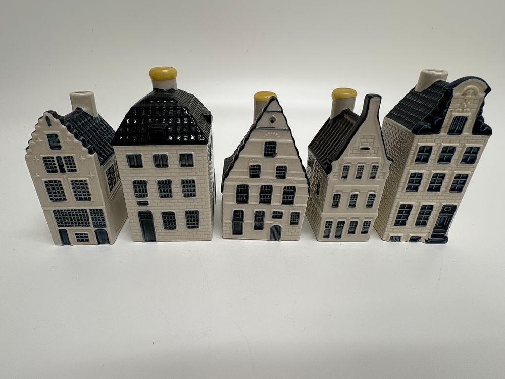 Lot 656: A Collection of KLM Blue Delft's Miniature Dutch Canal Houses