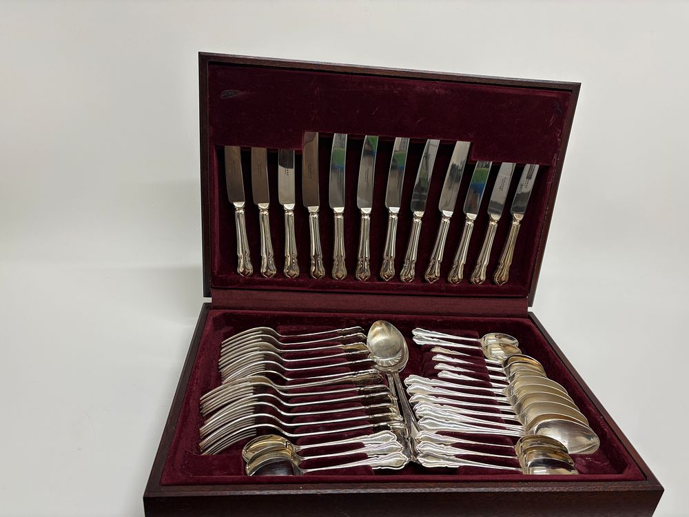 Lot 662: A Set of 1847 Rogers Bros First Love Pattern Silver-Plated Flatware