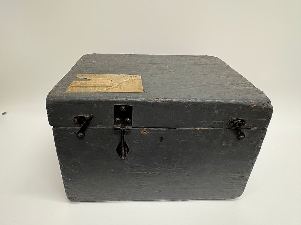 Lot 666: A Vintage Signalling Searchlight by Survey and General Instrument Co. Ltd. in Fitted Transport Case