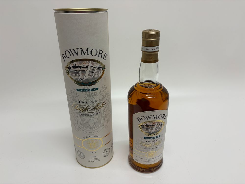 Lot 672: Bowmore Legend Islay Single Malt Scotch Whisky Old Edition