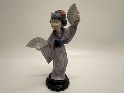 Lladr&oacute; Madame Butterfly Glazed Porcelain Geisha Figurine No. 4991, circa 1978. A fine Lladr&oacute; 