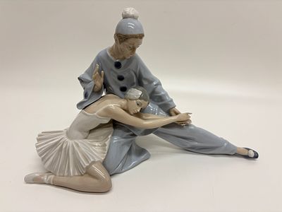 Lladr&oacute; Glazed Porcelain Figurine, Closing Scene (Euritmia) No. 4935, Circa 1974. A fine Lladr&oacute; 