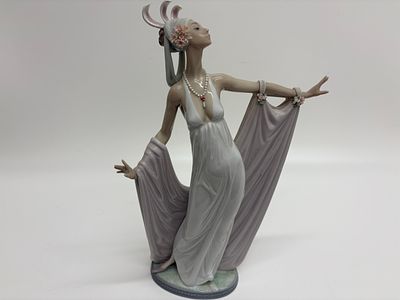 Lladr&oacute; Grand Dame Glazed Porcelain Figurine Model 1568 Spanish Art Deco Style c. 1983. This 