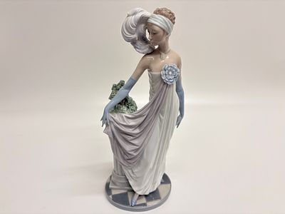 Lladr&oacute; Porcelain Figurine, Socialite of the 20s Model 5283, Art Deco Style, 1985. A fine glazed 