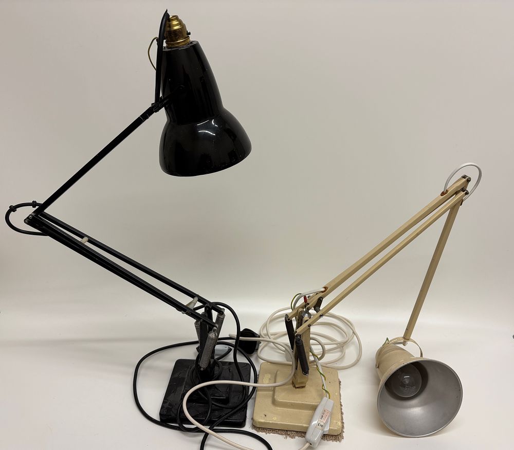 Lot 678: A Pair of Articulated Metal Desk Lamps in the Anglepoise Style