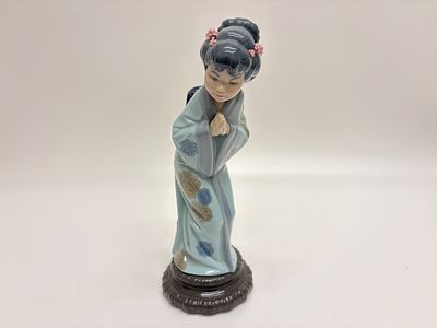 Lladr&oacute;, Sayonara Japanese Geisha Figurine #4989. A fine Lladr&oacute; high-gloss glazed porcelain 