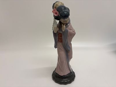 Lladr&oacute;, "Oriental Spring" (Chrysanthemum) Geisha Figurine. A fine Lladr&oacute; porcelain figurine 