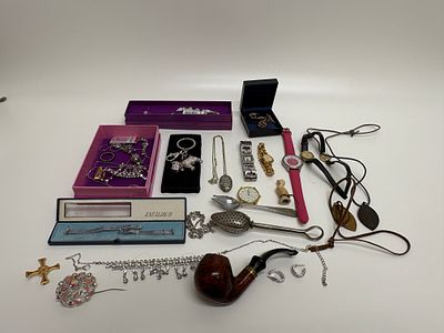 A Collection of Personal Accessories and Decorative Objects Including a Big-Ben Goldline 