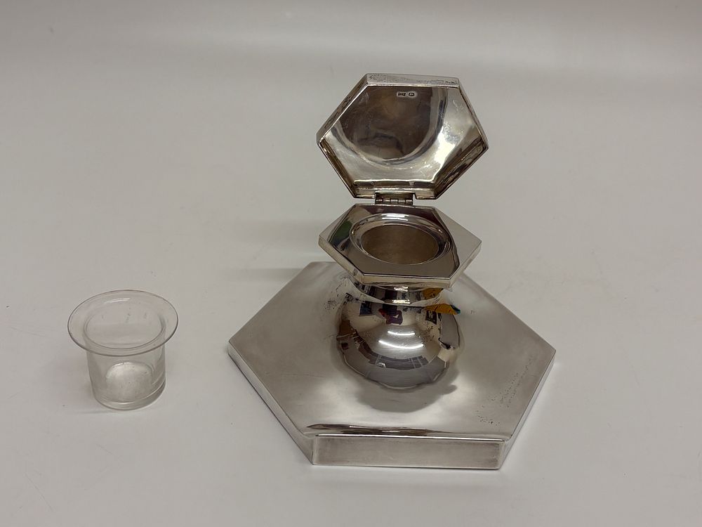 Lot 213: Walker & Hall George V Sterling Silver Hexagonal Capstan Inkwell, 1912 530g Gross