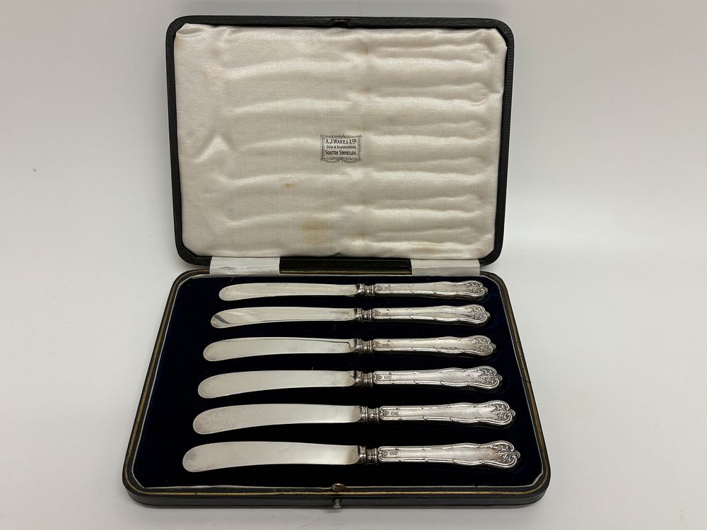 Lot 219: William Neale, Edwardian Foliate and Scroll, Cased Set of Six Tea Knives, Sterling Silver Handles 159g Gross