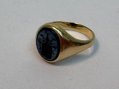 A 14ct Yellow Gold and Hardstone Heraldic Intaglio Signet Ring