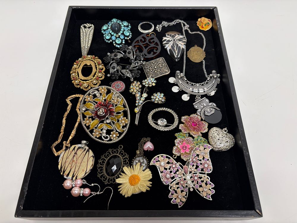 Lot 648: An Assortment of Vintage and Contemporary Costume Jewellery