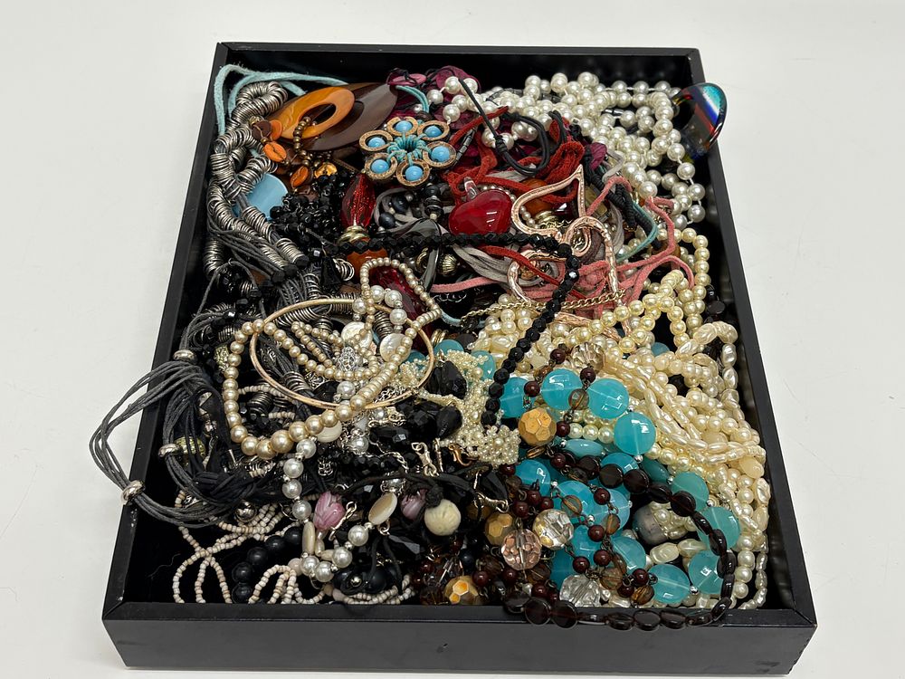 Lot 649: A Large Collection of Assorted Vintage and Modern Costume Jewellery