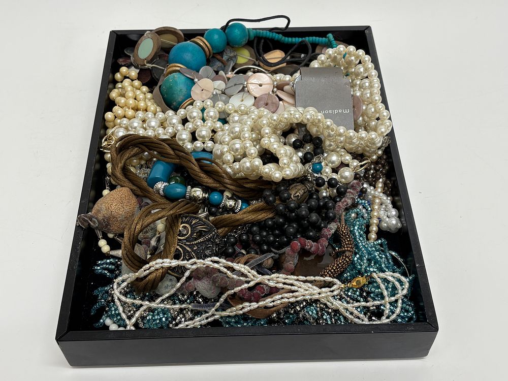 Lot 650: An Assortment of Costume Jewellery and Fashion Accessories