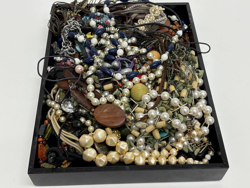 Lot 651: An Assortment of Vintage and Modern Costume Jewellery