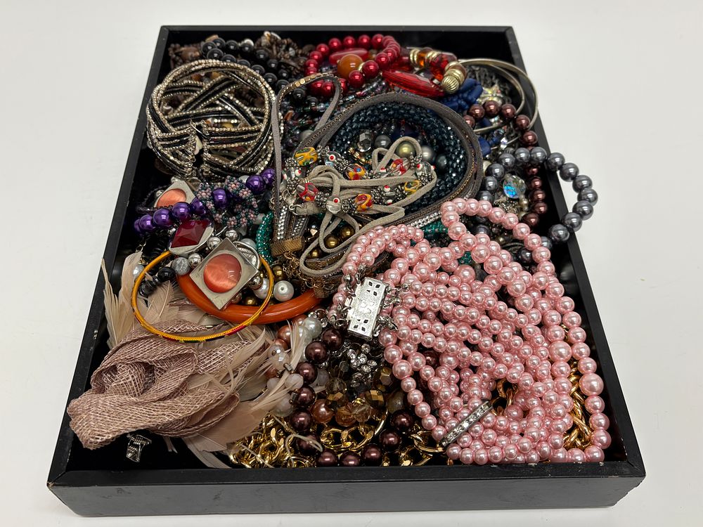 Lot 652: An Assortment of Vintage and Contemporary Costume Jewellery