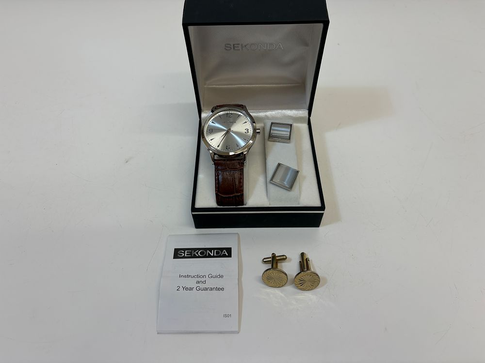 Lot 657: An Assortment of Sekonda Wristwatch and Cufflinks
