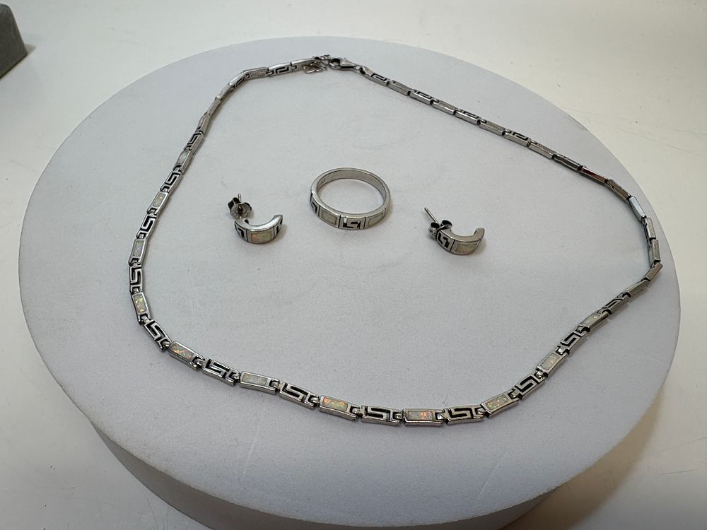 Lot 1B: A Stunning Sterling Silver and Opal Inlaid Jewellery Suite