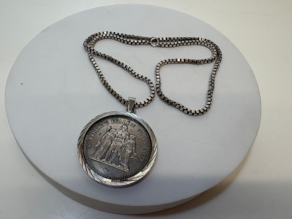 Lot 1E: A French 1977 50 Francs Hercules Silver Coin Pendant on a Chain