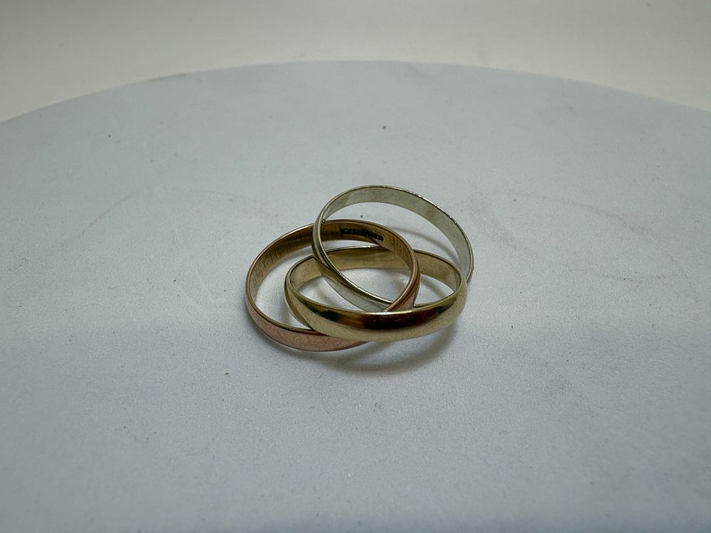 Lot 1F: A tri-colour gold trinity style rolling ring circa 4gram Size M