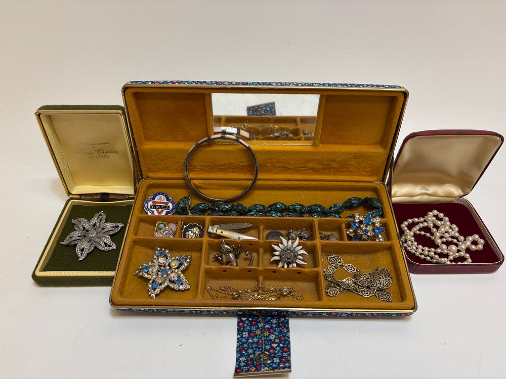 Lot 1G: An Assortment of Vintage Costume Jewellery and Collectibles including a Nonna Christina Brooch