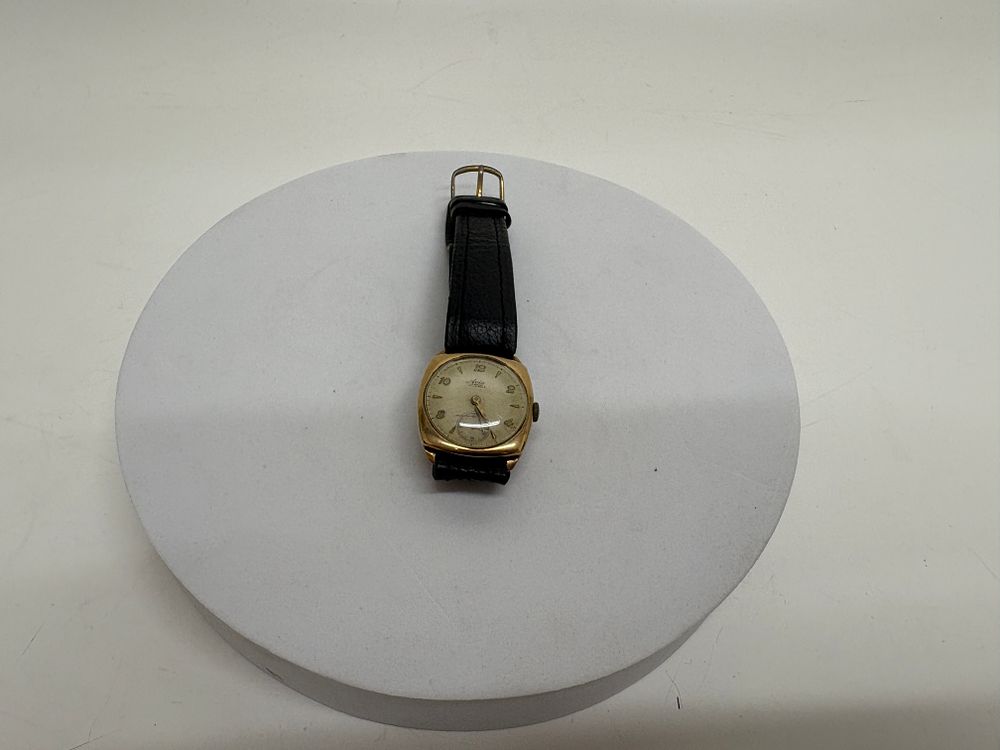 Lot 3C: Avia Manual Wind Cushion Case Wristwatch