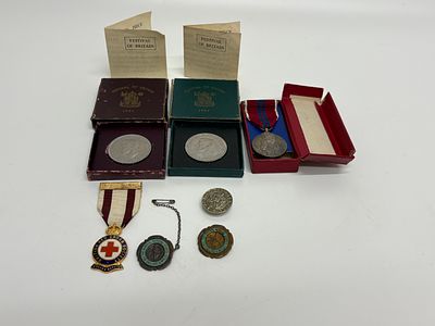 A Collection of UK Commemorative Coins and Service Medals 56g gross. A collection of United 
