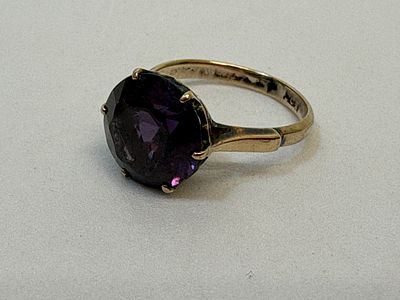 A 9 Carat Gold Amethyst Solitaire Cocktail Ring. size K , 3.31g gross. A vintage cocktail ring 