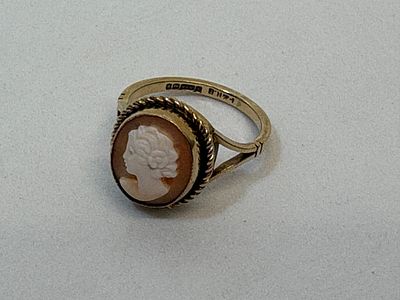 9 Carat Yellow Gold Shell Cameo Ring by T and R Bennett Birmingham 1976. size M , 2.95g gross. A 