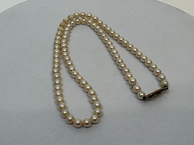 Vintage Graduated Pearl Necklace with 9ct Yellow Gold A.L. Dennison Clasp. A single-strand 