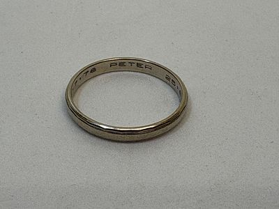 A 14 ct Gold Band Ring Engraved Peter. size Q , 2.15 g . A band ring featuring a single central 