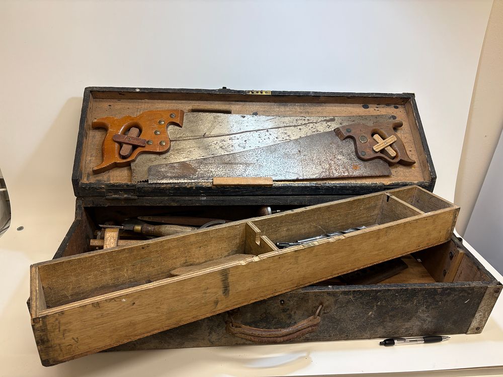 Lot 487: An Assortment of Vintage Hand Tools and a Wooden Joiner's Tool Chest