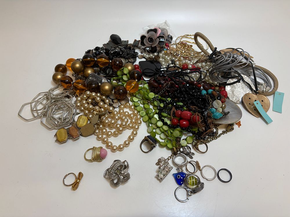 Lot 493: A Large Assortment of Vintage and Contemporary Costume Jewellery