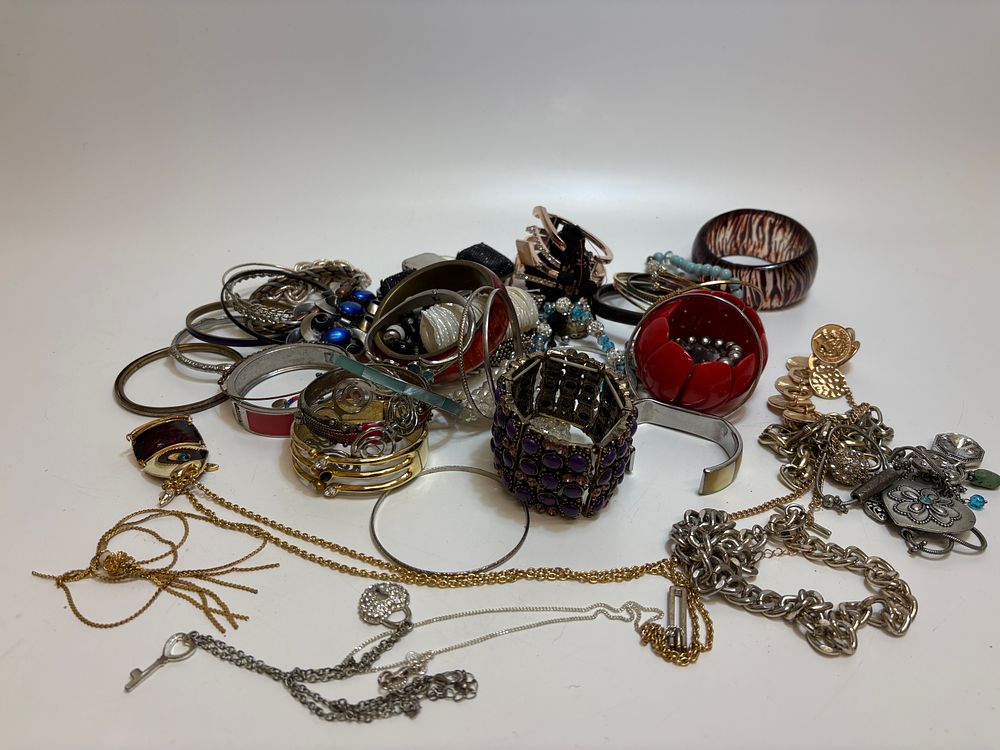 Lot 495: An Assortment of Vintage and Contemporary Costume Jewellery