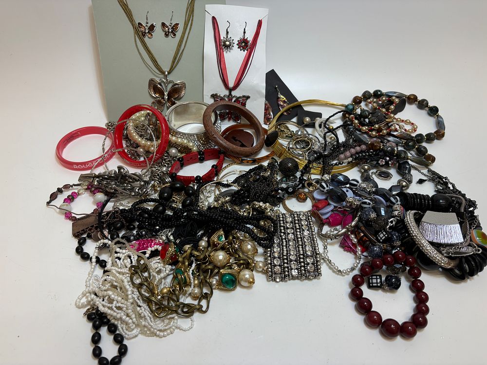 Lot 497: An Assortment of Contemporary and Vintage Costume Jewellery