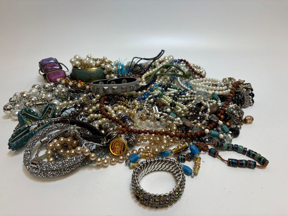 Lot 498: An Assortment of Vintage and Contemporary Costume Jewellery