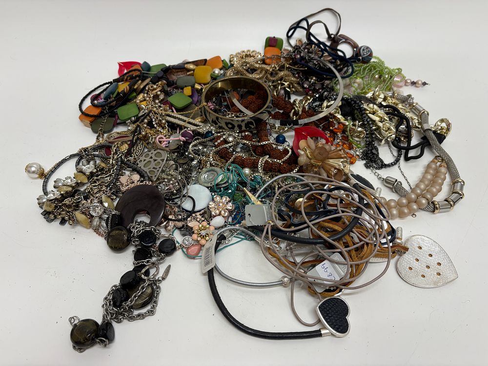 Lot 499: A Collection of Assorted Modern and Vintage Costume Jewellery