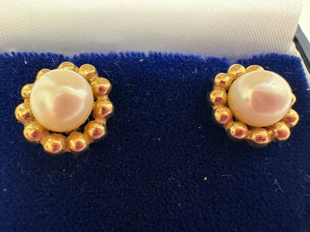 Lot 1d: 9ct Gold Earrings Gross Circa 2.9g