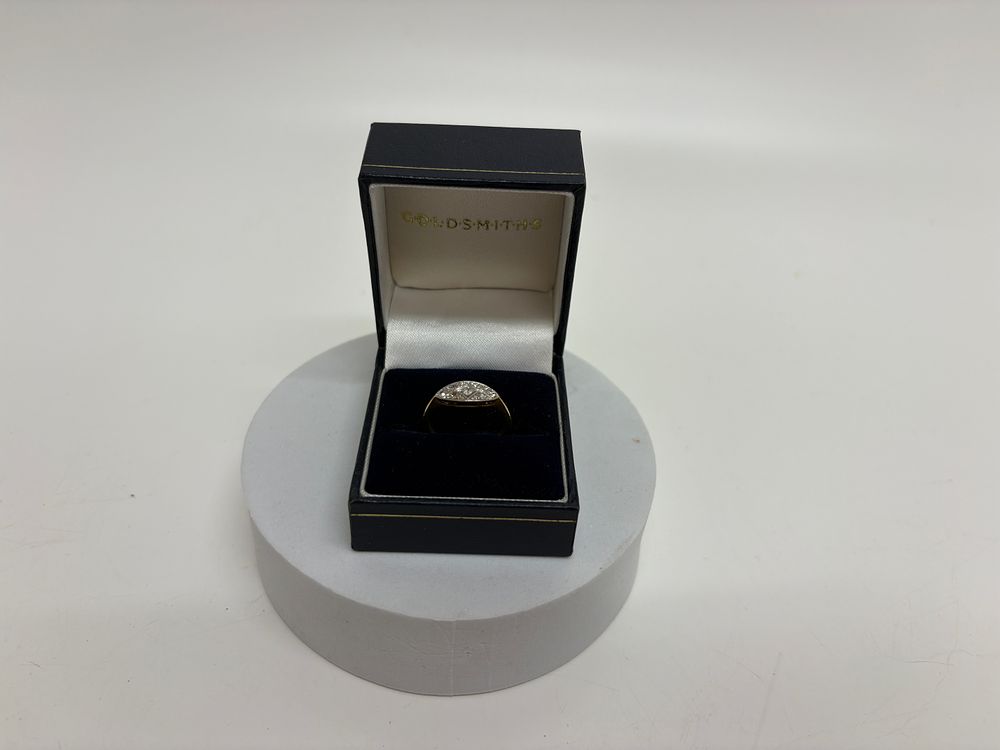 Lot 1e: 18ct Gold 8 Platimum Diamond Ring Circa 2.5g gross Size M