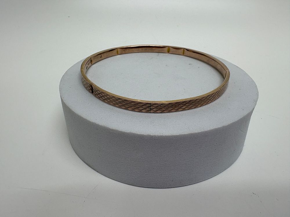 Lot 2E: A mid-20th-century 9ct gold engine-turned hinged bangle by Smith & Pepper Ltd circa 6.09g