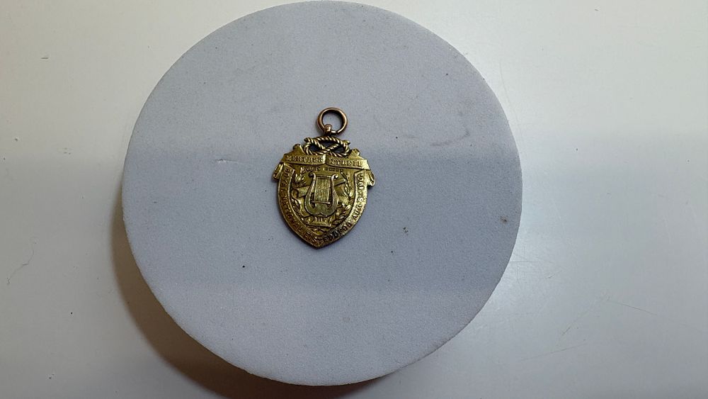 Lot 3C: 15ct Gold 1901 Royal National Eisteddfod Chief Choral Competition Prize Medal circa 9.3g