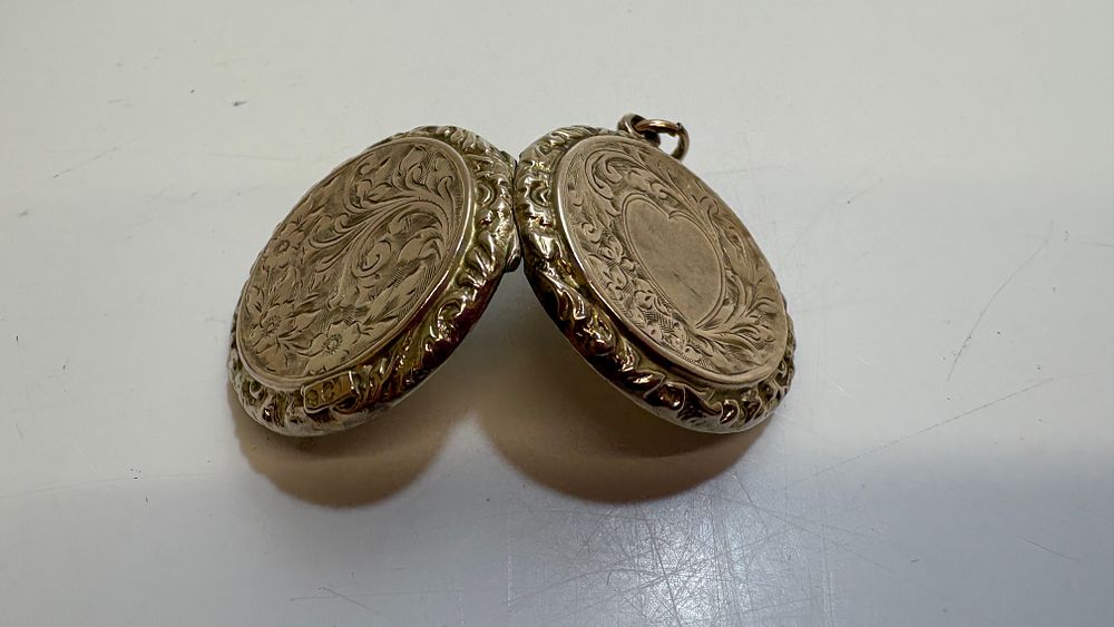 Lot 3E: Antique 9ct Gold Hand Engraved Oval Locket Pendant circa 3.3g