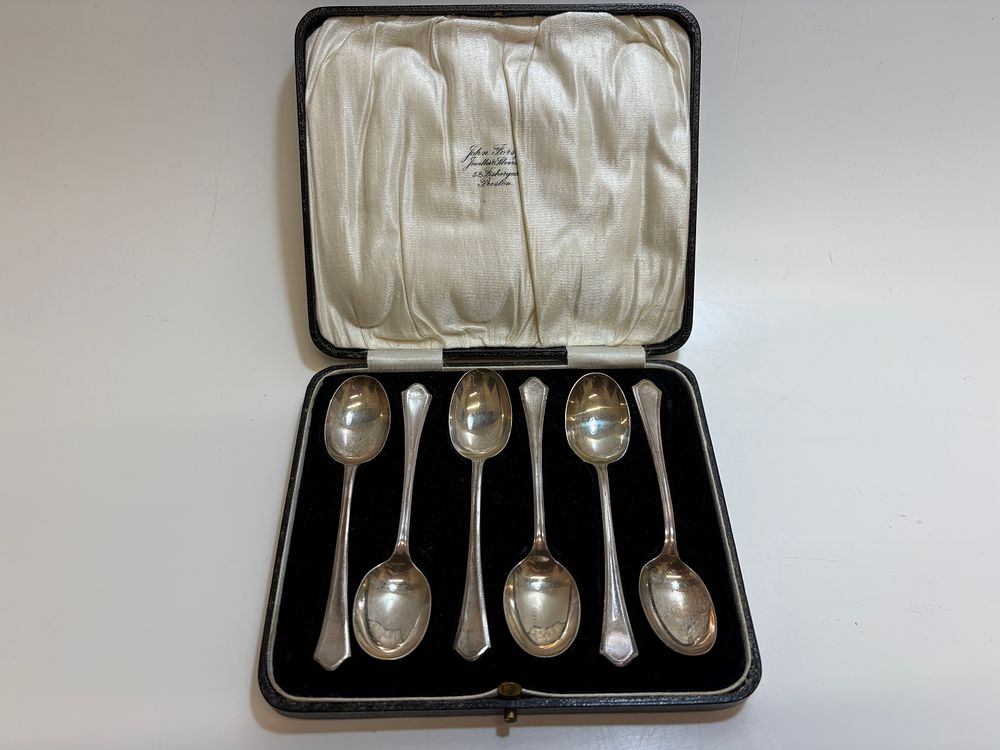 Lot 4C: A Cased Set of Six Art Deco Sterling Silver Teaspoons by Walker & Hall circa 56g