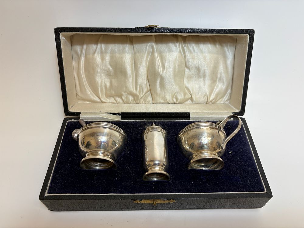 Lot 4D: A Cased Three Piece Sterling Silver Condiment Set by William Adams Ltd Birmingham 1927 circa 78g