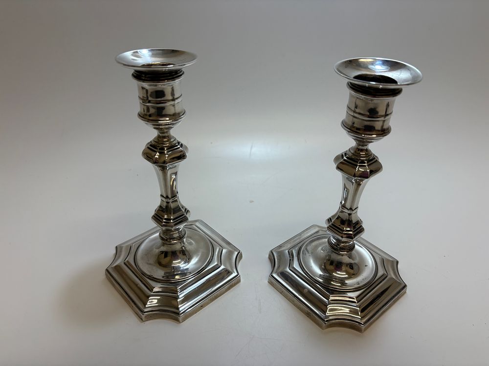 Lot 4E: A Pair of George II Style Sterling Silver Candlesticks, Hawksworth, Eyre and Co. Ltd, Sheffield, 1918 Gross circa 503g